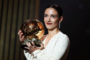 La centrocampista española del Barcelona, ​​Aitana Bonmati, recibe el premio Balón de Oro Femenino durante la ceremonia de entrega del Balón de Oro 2024.