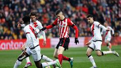 MADRID , 05/03/2023.- El centrocampista Athletic Ohian Sancet (2-d) trata de jugar un balón rodeado de jugadores del Rayo Vallecano, durante el partido de LaLiga entre el Rayo Vallecano y el Athletic de Bilbao que disputan este domingo en el estadio de Vallecas. EFE/Rodrigo Jiménez
