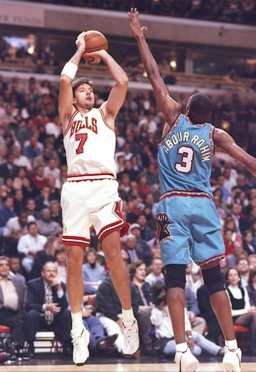 <b>- Años con Jordan:</b> 1995-1998<br> <b>- Estadísticas en temporada regular con Jordan:</b> 13,3 puntos, 4,3 rebotes, 37% en triples.<br> <b>- Estadísticas en playoffs con Jordan:</b> 10,7 puntos, 3,6 rebotes, 3,1 asistencias.<br> <b>- Anillos con Jordan:</b> 3<br> <p>El mayor triunfador a ambos lados del Atlántico. Al fin y al cabo, Kukoc es el único jugador del mundo que ha conseguido ganar 3 Copas de Europa seguidas (con la Jugoplastika Split) y, posteriormente, 3 anillos de campeón de la NBA, también consecutivos. Decepcionado por no poder compartir equipo con Jordan cuando aterrizó en la NBA, mismo año en el que la estrella anunciaba su primera retirada, tuvo problemas con Pippen al año siguiente, cuando en las semifinales del Este ante los Knicks fue el elegido por Jackson para realizar el tiro ganador del cuarto partido (que anotó) por delante del alero. Ganó el premio a Mejor Sexto Hombre en la 1995-96, la del 72-10. Además de su extenso currículum a nivel de clubes, Kukoc tiene ocho medallas entre Europeos, Mundiales y Juegos Olímpicos, por lo que es uno de los jugadores que más títulos ha ganado entre NBA y baloncesto FIBA.