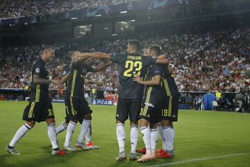 0-2. Miralem Pjanić celebró el segundo gol marcado de penalti.