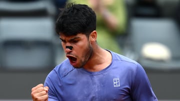 ROME (Italy), 13/05/2025.- Carlos Alcaraz of Spain reacts during an Italian Open tennis tournament round of 16 match against Karen Khachanov of Russia, in Rome, Italy, 13 May 2025. (Tenis, Italia, Rusia, España, Roma) EFE/EPA/ETTORE FERRARI