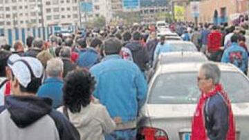 <b>CAOS. </b>Los accesos al Calderón son un caos y la gente se agolpa para ir al fútbol.