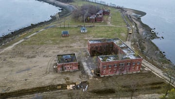 Un gr&aacute;fico que demuestra la venta de fosas en abril en Hart Island, Nueva York, desde 1980 hasta el 2020, demuestra que se han disparado este a&ntilde;o.