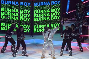 El artista Burna Boy en la ceremonia de apertura de la final de la Champions League.