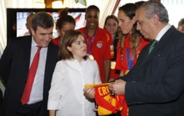 Comida de celebración en el restaurante madrileño "Txistu". Miguel Cardenal, Soraya Sáenz de Santamaría que recibe del presidente de la Federación Española de Baloncesto, José Luis Sáez, una camiseta de recuerdo.