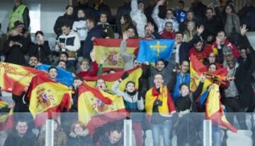 Los aficionados de España disfrutan del ambiente antes del comienzo del partido.