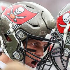 Bucs' Tom Brady helps Rob Gronkowski reach $500,000 incentive in game vs Panthers