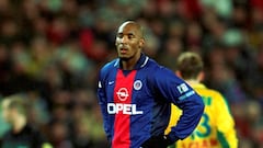 Real Madrid: 1999-2000// PSG: 1995-1996/ 2000-2002. El delantero francés comenzó a destacar en el conjunto parisino, antes de recalar en el Arsenal, a pesar del intento del Atlético de Madrid por hacerse con sus servicios. En el verano de 1999 fichó por el Real Madrid, procedente del equipo londinense a cambio de 5600 millones de pesetas (33.6 millones de euros), convirtiéndose en el fichaje más caro del fútbol español por aquel entonces. Lorenzo Sanz, el presidente madridista que lo fichó, llegó a decir: ¡Bendita locura!, al cerrar su fichaje. Sin embargo, sólo duró una temporada en el equipo madridista, ya que nunca llegó a conectar ni con sus compañeros, ni con el entrenador, ni con la afición. Pero siempre será recordado por su aportación en la conquista de la Octava Copa de Europa, con sus goles en las semifinales ante el Bayern Múnich. En el verano del 2000 retornó a París a cambio de 33 millones de euros.