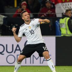 Lukas Podolski y directivo de Gallos se reunieron en Turquía