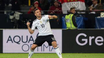 Lukas Podolski y directivo de Gallos se reunieron en Turquía