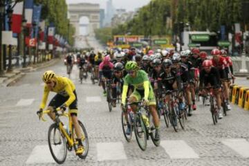 Chris Froome encabezando el pelotón en los Campos Elíseos.