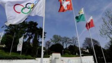 <b>A MEDIA ASTA. </b>La bandera olímpica ondeaba así en la sede del COI, en Lausana.