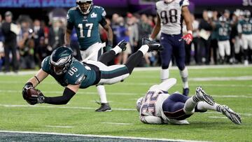 MINNEAPOLIS, MN - FEBRUARY 04:  Zach Ertz #86 of the Philadelphia Eagles dives into the endzone for a 11-yard touchdown against the New England Patriots during the fourth quarter in Super Bowl LII at U.S. Bank Stadium on February 4, 2018 in Minneapolis, M