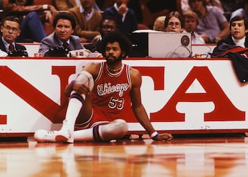 Su carrera profesional la pas¨® entre las ligas American Basketball Association (ABA) y NBA. En Chicago estuvo durante seis temporadas antes de marcharse a los San Antonio Spurs. Durante su carrera fue 6 veces Elegido para el All-Star de la NBA, 1 vez Segundo Equipo Defensivo de la NBA y 3 veces Jugador de la Semana en la NBA.