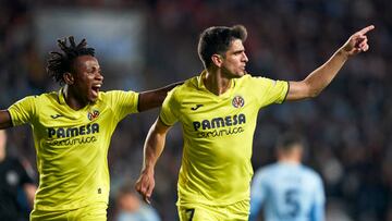 VIGO, SPAIN - JANUARY 13:  Gerard Moreno of Villarreal CF celebrates with Samuel Chukwueze  after scoring his team's first goal during the LaLiga Santander match between RC Celta and Villarreal CF at Estadio Abanca Balaidos on January 13, 2023 in Vigo, Spain. (Photo by Jose Manuel Alvarez/Quality Sport Images/Getty Images)