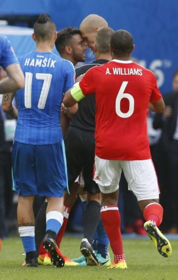 El eslovaco Martin Skrtel se encara con el gal谷s Neil Taylor.