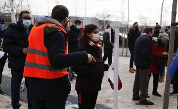 La afición del Atlético se toma la temperatura antes del acceso al Centro Deportivo Wanda de Alcalá.