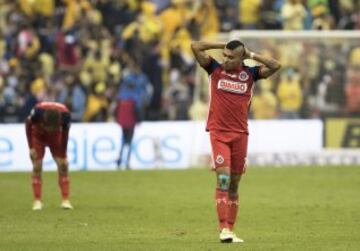 Los elementos de Chivas dolidos por la derrota.
