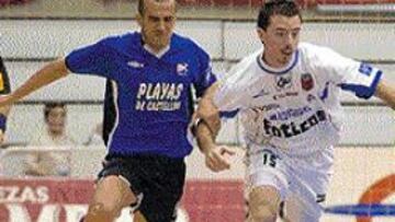 <b>REÑIDO.</B> Modrego, del Foticos, se va de Cupim, en el primer partido.