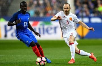 N'Golo Kante y Andres Iniesta.