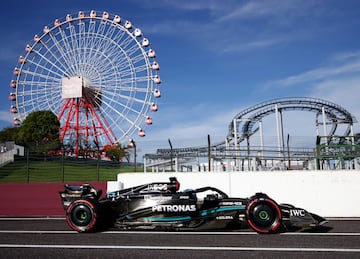 El Mercedes de George Russell pasando junto a la famosa noria anexa al circuito de Suzuka y la montaña rusa del parque de atracciones.