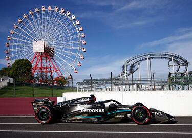 El Mercedes de George Russell pasando junto a la famosa noria anexa al circuito de Suzuka y la montaña rusa del parque de atracciones.