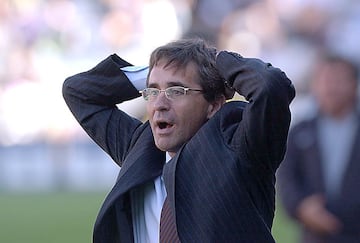 Ha estado implicado hasta en seis descensos o bien los equipos han descendido bajo su batuta o habiendo empezado él la temporada: Compostela en 1998 (no terminó la temporada y acabo dimitiendo por tiranteces con el presidente), Las Palmas en 2001, Rayo Vallecano 02/03 (fue destituido a mitad de la temporada), Valladolid en 2003 (fue destituido poco antes de terminar la temporada), Celta de vigo en 2007 (le cesaron en la jornada 29 con el equipo en puestos de descensos), Deportivo de la Coruña en 2013 (se hace cargo del equipo en febrero y pese a los buenos resultados y que logró salir de puestos de descensos en la última jornada no puede evitar el descenso del equipo).