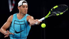 Rafael Nadal golpea la bola durante una sesi&oacute;n de pr&aacute;ctica con miras el Abierto de Tenis de Australia.