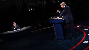 El presidente de los Estados Unidos, Donald Trump (R), habla con el moderador y presentador de Fox News, Chris Wallace (L), mientras debate sobre el candidato presidencial demócrata Joe Biden en el primer debate presidencial de los Estados Unidos de 2020 en la Case Western Reserve University y la Cleveland Clinic en Cleveland, Ohio, EE. UU. , 29 de septiembre de 2020.