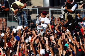 Lewis Hamilton celebrando con los aficionados su victoria en el GP de Canadá