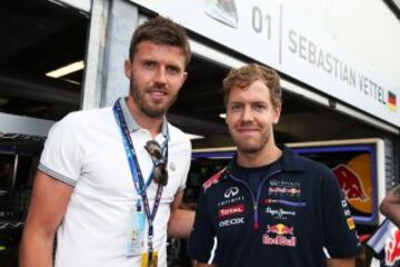 El futbolista del Manchester United Michael Carrick posa junto al piloto de Red Bull Sebastian Vettel.