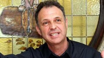 <b>EXPRESIVO. </b>Joaquín Caparrós derrocha energía en su conversación futbolera. Le apasiona su trabajo y en la mesa de Asador Donostiarra estuvo abierto y sincero.