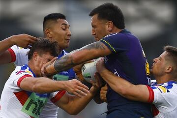 La ausencia de rucks en el Rugby League (13 jugadores por equipo), una de sus diferencias con el Union (15), provoca que las batallas que en esta última modalidad son subterráneas afloren. En la imagen Asofa-Solomona, de los Storm de la NRL australiana, intenta zafarse por todos los medios de Talty y Wilkinson, de los Knights.