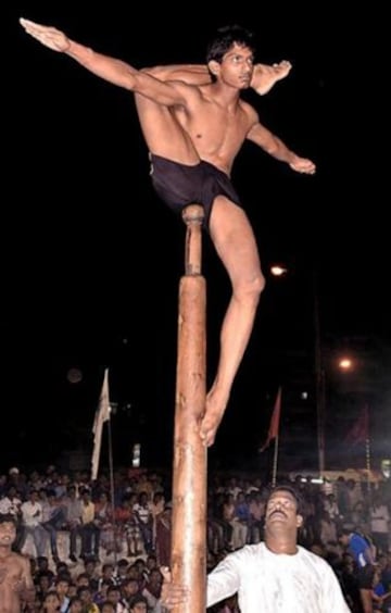 Mallakhamba es un deporte tradicional indio en el que el gimnasta realiza ejercicios, acrobacias, equilibrios... y todo sin bajarse de un poste de madera. 