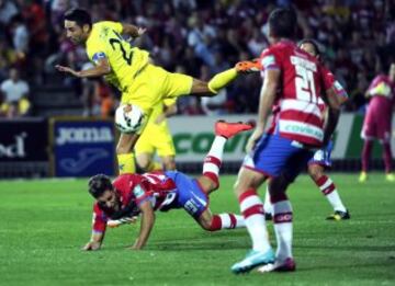 El centrocampista del Granada CF Rubén Rochina lucha un balón con el centrocampista Bruno Soriano, del Villarreal, durante el partido de la tercera jornada de Liga en Primera División 
