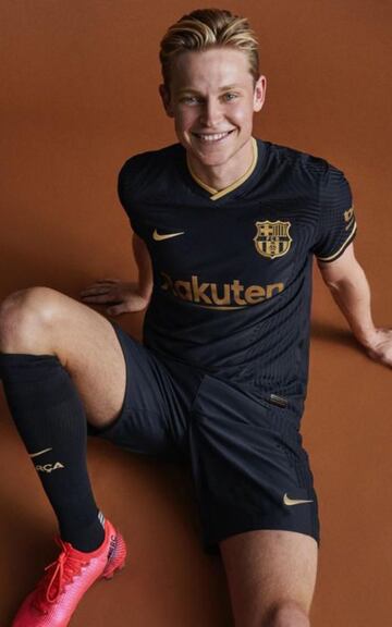 El Fútbol Club Barcelona ha presentado la que será la segunda equipación para la temporada 2020/21. La indumentaria ha sido presentada bajo el ‘Los colores van por dentro’ ya que el negro es el color protagonista de esta equipación.