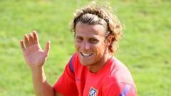 Forlán viaja a Portugal con su futuro en el aire