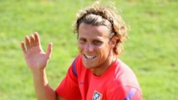 <b>FELIZ. </b>Forlán aplaude a sus compañeros durante una sesión.