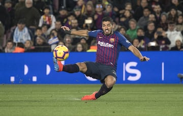 El jugador del Barcelona Luis Suárez marca el 1-0 al Eibar. 