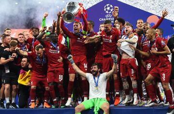 Los jugadores del Liverpool con la Champions.