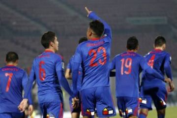 El jugador de Universidad de Chile, Mario Briceño, celebra su gol contra San Luis durante el partido amistoso en el estadio Nacional de Santiago, Chile.