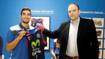 Jaime Fernández con la camiseta que le acredita como embajador de la Liga Endesa. Junto a él, Eduardo Pascual, directo deportivo del Estudiantes.