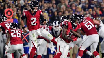 LOS ANGELES, CA - JANUARY 06: Wide receiver Julio Jones #11 of the Atlanta Falcons takes a reverse hand off from quarterback Matt Ryan #2 during the first quarter of the NFC Wild Card Playoff game against the Los Angeles Rams at Los Angeles Coliseum on January 6, 2018 in Los Angeles, California. Harry How/Getty Images/AFP
== FOR NEWSPAPERS, INTERNET, TELCOS & TELEVISION USE ONLY ==
