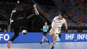 HANDOUT - 18 January 2021, Egypt, Cairo: Chile&#039;s Erwin Feuchtmann (R) in action against North Macedinia goalie Nikola Mitrevski during the 2021 IHF World Men&#039;s Handball Championship Preliminary Round Group G&nbsp;handball match between Chile and North Macedinia at Cairo Stadium Hall 1. Photo: -/Egypt 2021 Men&#039;s Handball World Championship/dpa - ATTENTION: editorial use only and only if the credit mentioned above is referenced in full
 -/Egypt 2021 Men&#039;s Handball Worl / DPA
 18/01/2021 ONLY FOR USE IN SPAIN