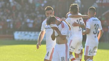 Los futbolistas de Newell's celebran uno de sus goles ante Olimpo.