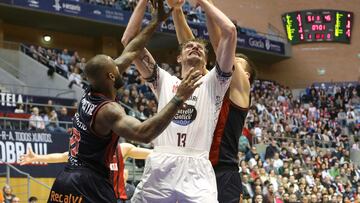 Santiago de Compostela. 12-11-23. El pívot ucraniano del Obradoiro, Artem Pustovyi (c) busca la canasta ante los jugadores del Baskonia, Codi Miller-Mcintyre (i) y Maik Kotsar (d) durante el partido de la Liga ACB que se está jugando en el Multiusos de Sar en Santiago de Compostela. EFE/ Xoán Rey
