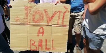 Todo por un balón de Jovic: pancartas, una clase de serbio...