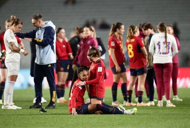 Tere Abelleira y Salma Paralluelo celebran el pase de España a la final del Mundial.
