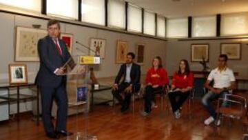 Miguel Cardenal, que cerr&oacute; el acto, con los cuatro deportistas que leyeron el manifesto en el CSD.