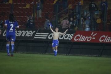 El 12 de semptiembre del 2012, Benjamín Inostroza debutó por la Universidad de Chile en un partido contra Santiago Morning por Copa Chile. En ese mismo encuentro, en el 80', anotó su primer gol en Primera y le dio el empate a los azules. Sólo tenía 15 años y 165 días.